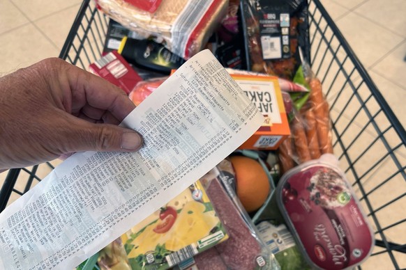 Einkaufen immer teurerEin Blick auf den Kassenbon loest bei den Verbrauchern Entsetzen aus. Lebenshaltungskosten in Deutschland auf Rekordhoch. Waren,Gueter,Lebensmittel im Einkaufswagen, Discounter,E ...