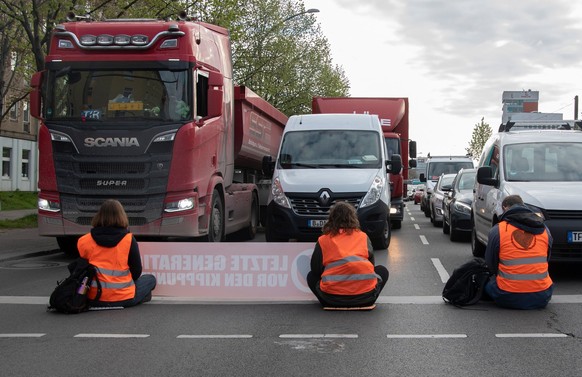 April 27, 2023, Berlin: Activists from the Last Generation group block an intersection on Landsberger Allee.  Photo: Paul Zinken/dpa +++ dpa picture radio +++