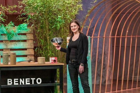 Hannes Füting (l.), Katja und Sven Seevers präsentieren mit _rePAQ" plastikfreie Folienverpackungen. Sie erhoffen sich ein Investment von 600.000 Euro für 10 Prozent der Anteile an ihrem Unterneh ...