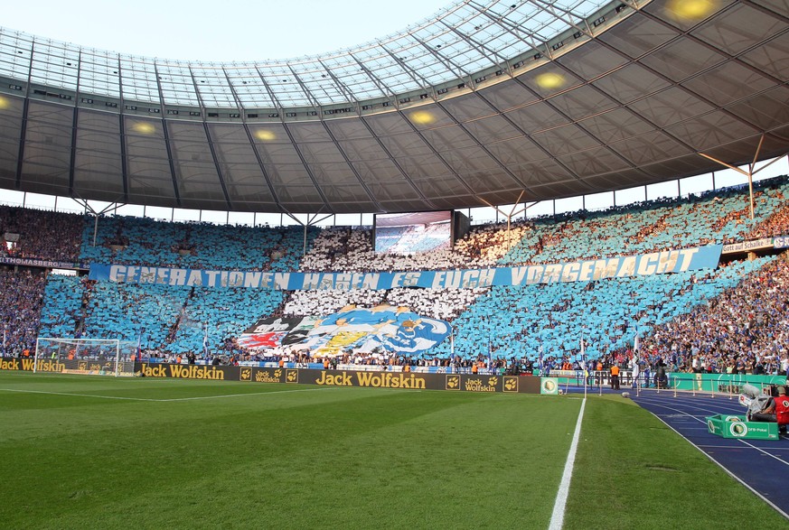 Nachdem die Schalker 2011 in Sachen DFB-Pokal schon zehn Jahre titellos waren, appellierten sie an die Mannschaft: "Generationen haben es euch vorgemacht" – Mit Erfolg: S04 knallte den MSV Duisburg mi ...