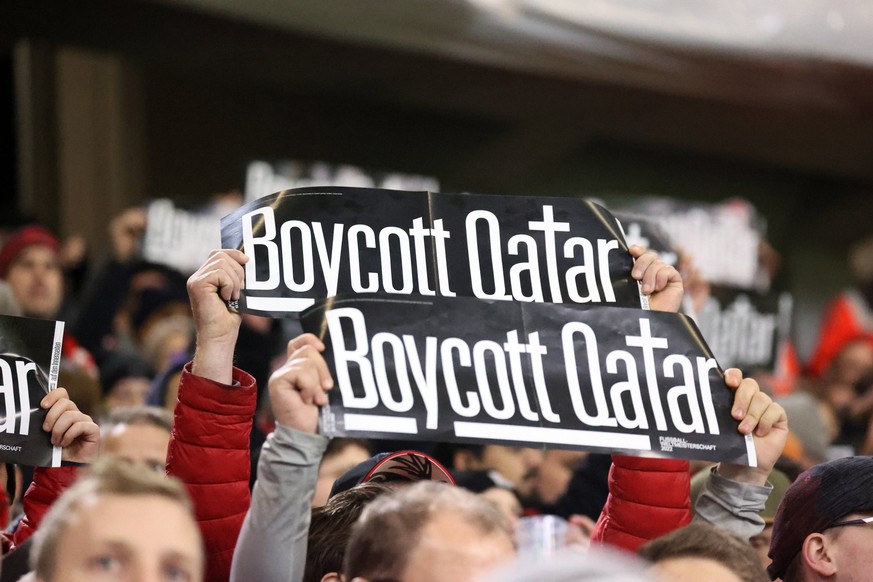 13.11.22 SC Freiburg - 1. FC Union Berlin Deutschland, Freiburg, 13.11.2022, Fussball, Bundesliga, SC Freiburg - 1. FC Union Berlin: SC Freiburg Fans Plakat Boycott Qatar WM Katar. *** 13 11 22 SC Fre ...