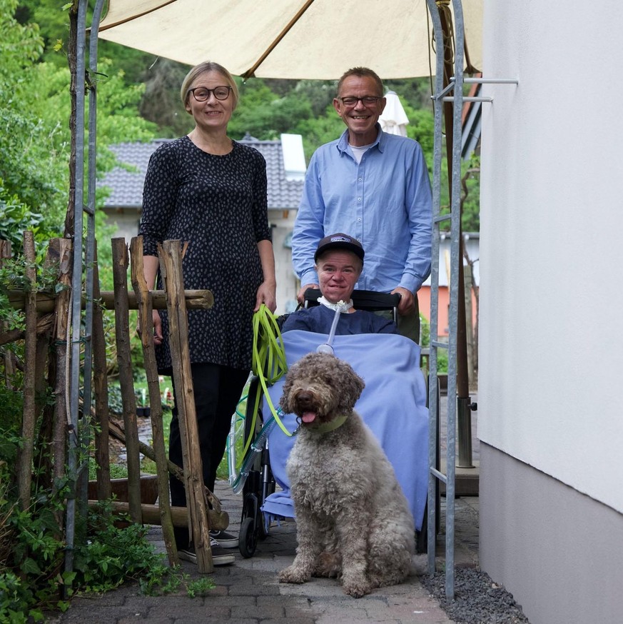 Benni Over (30) mit seinen Eltern Connie und Klaus sowie Hund Murphy. 