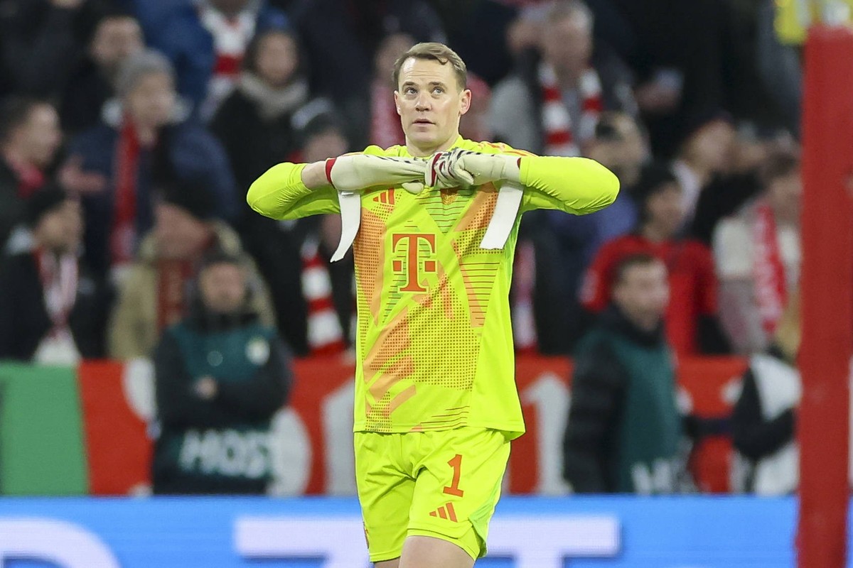 Torhueter Manuel Neuer FC Bayern Muenchen verlaesst nach seiner Roten Karte enttaeuscht den Platz, DFB Cup - Round of 16, FC Bayern M