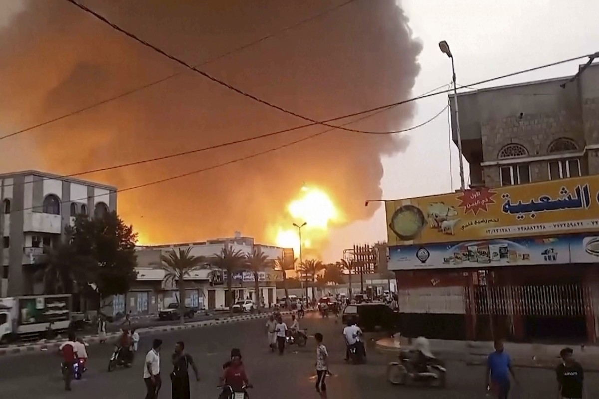 dpatopbilder - 20.07.2024, Jemen, Hodeidah: Auf diesem Videostandbild steigen Rauch und Flammen aus einem Gebäude auf. Die israelische Armee hat nach eigenen Angaben mehrere Ziele der Houthi im Westje ...