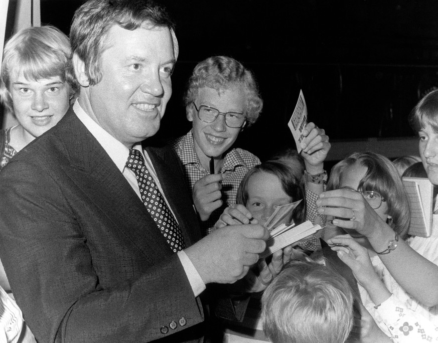 Der Showmaster Wim Thoelke schreibt Autogramme, Deutschland 1970er Jahre. Copyright: Roba/Schweigmann UnitedArchives03895

the Show master Wim Thoelke writes Autographs Germany 1970 Years Copyright  ...