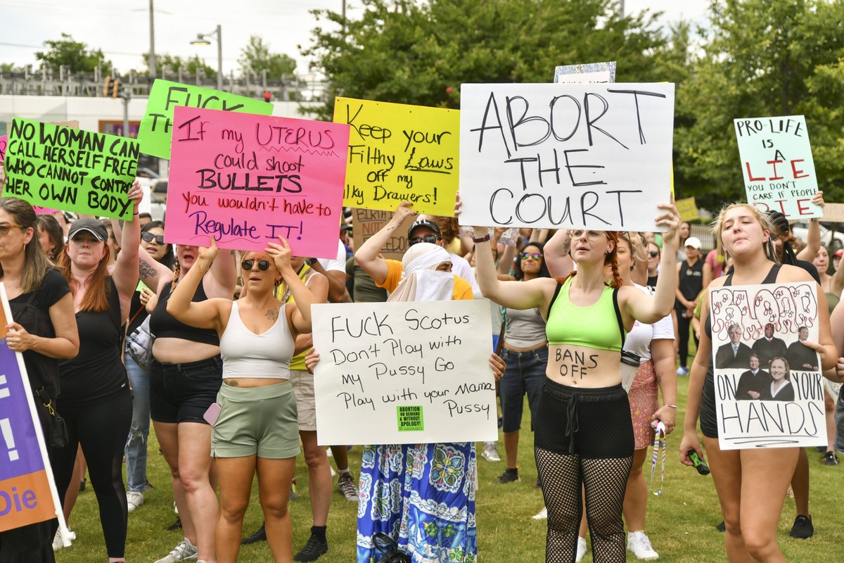 June 25, 2022: Hundreds marched through the streets of Atlanta for a second day of protests following the U.S. Supreme Court s overturning of Roe v. Wade. - ZUMAe86_ 20220625_zap_e86_012 Copyright: xS ...