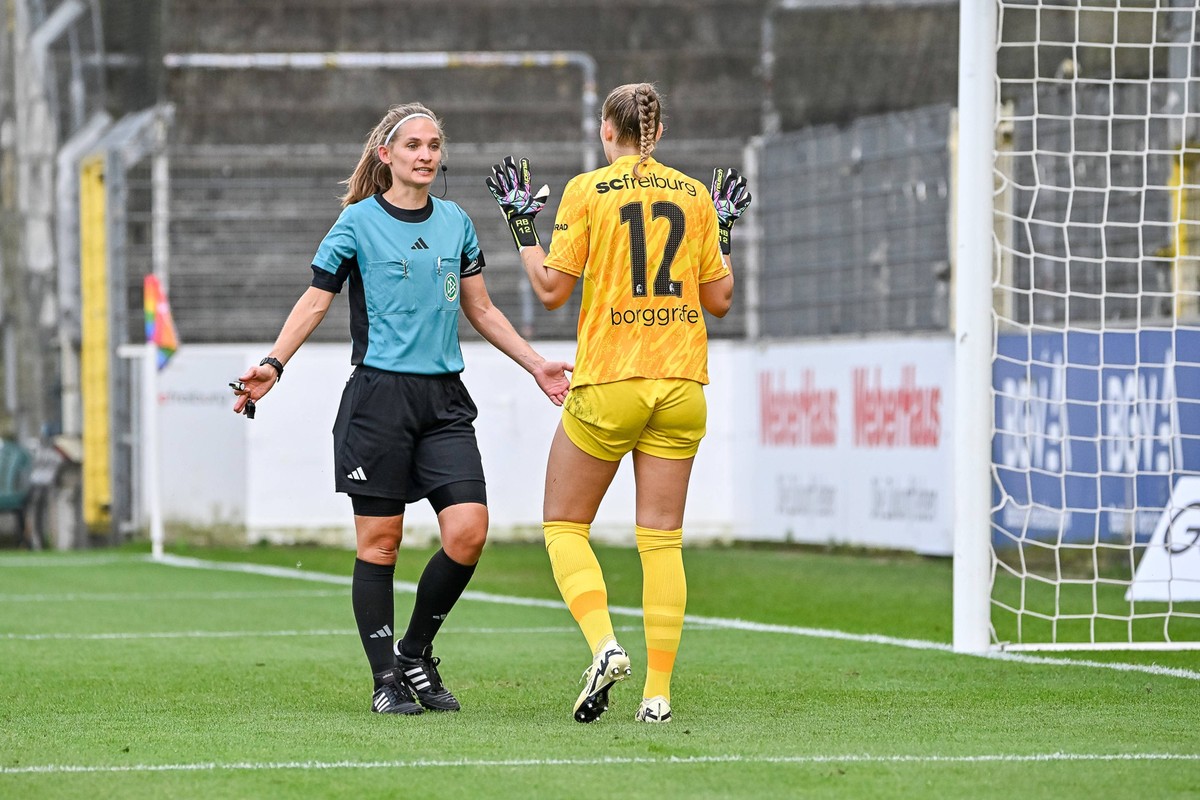 Theresa Hug 4. Offizielle laesst einen Elfmeter wiederholen. Rafaela Borggraefe SC Freiburg Frauen, 12 ist damit nicht einverstanden. GER, SC Freiburg - Bayer 04 Leverkusen, Frauen-Fussball, Google Pi ...
