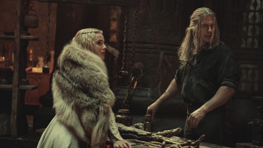 HANDOUT - 21.08.2020, Großbritannien, ---: Cirilla (Freya Allan, l.) und Geralt (Henry Cavill) in Staffel zwei von &quot;The Witcher&quot;. Geralt und Cirilla müssen Vertrauen zueinander aufbauen, er  ...