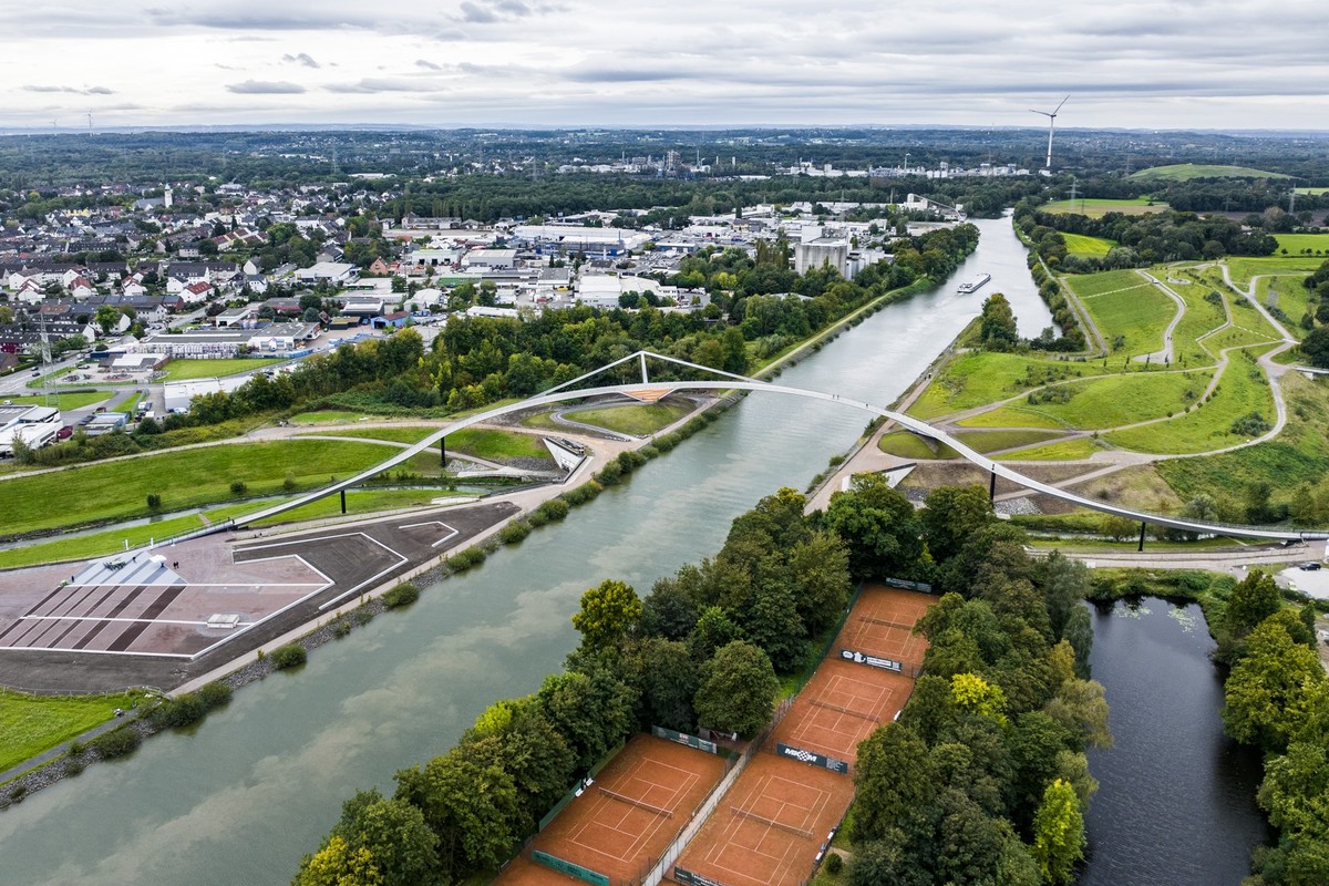 30.09.2024, Nordrhein-Westfalen, Castrop-Rauxel: Feierliche Einweihung und Er�ffnung des Br�ckenbauwerks �Sprung �ber die Emscher�. Die insgesamt 415 Meter lange Z�gelgurtbr�cke f�r Fu�g�nger und Radf ...