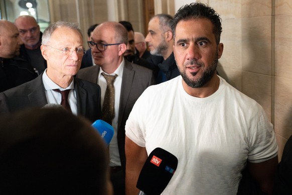 05.02.2024, Berlin: Der Hauptangeklagte Arafat Abou-Chaker verl�sst nach der Urteilsverk�ndung im Prozess gegen den fr�heren Gesch�ftspartner von Rapper Bushido zwischen seinen Anw�lten den Saal im La ...