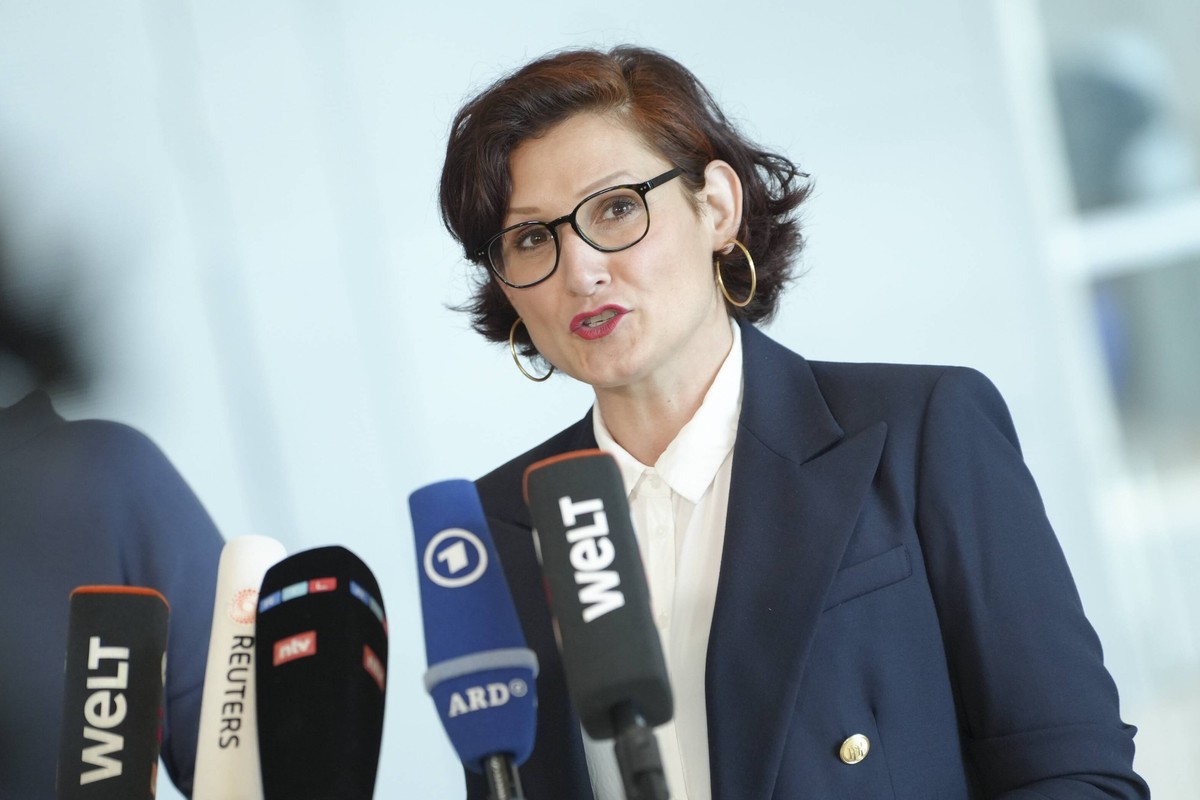Statement von Lisa Paus und Ferda Ataman Aktuell, 07.07.2022, Berlin, Ferda Ataman im Portrait bei ihrem Statement nach der Wahl im Bundestag zur neuen Bundesbeauftragten fuer Antidiskreminierung der  ...