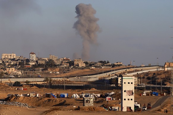 06.05.2024, Palästinensische Gebiete, Rafah: Nach einem israelischen Luftangriff auf Gebäude in der Nähe der Trennmauer zwischen Ägypten und Rafah im südlichen Gazastreifen steigt Rauch auf. Foto: Ram ...