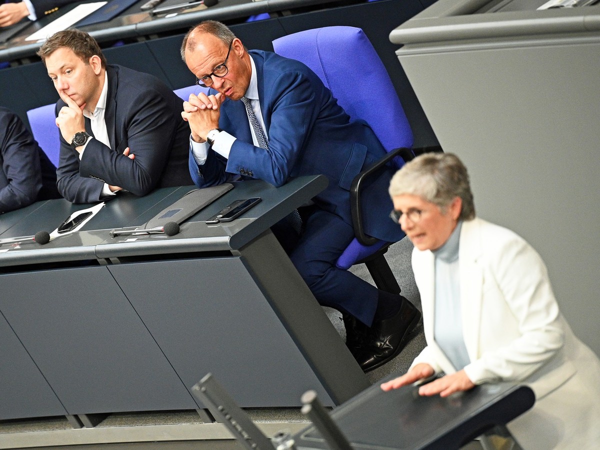 11.07.2025, Berlin: Britta Haßelmann (r), Fraktionsvorsitzende von Bündnis 90/Die Grünen, spricht zur Geschäftsordnung während Bundeskanzler Friedrich Merz (CDU, 2.v.r), Lars Klingbeil (SPD, M), Bunde ...