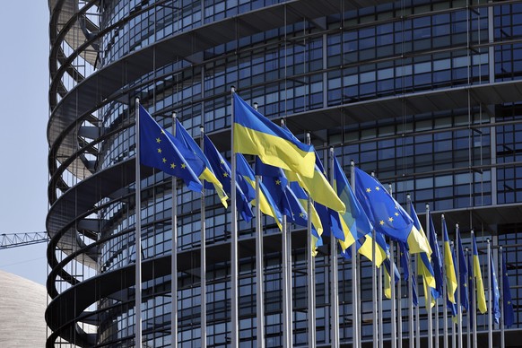 Außenansicht am Europäischen Parlament in Straßburg. Aus Solidarität mit den Menschen in der Ukraine sind abwechselnd EU-Flaggen und ukrainische Flaggen aufgezogen. Straßburg, 10.03.2022