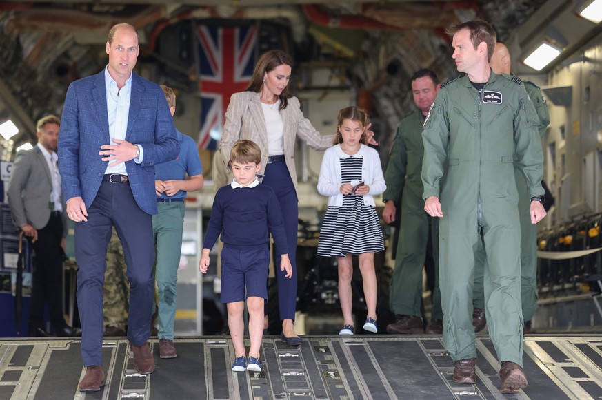 14.07.2023, Gro�britannien, Fairford: William (l), Prinz von Wales, und Kate (3.v.l), Prinzessin von Wales, besuchen mit ihren Kindern Prinz George (2.v.l), Prinzessin Charlotte (3.v.r) und Prinz Loui ...