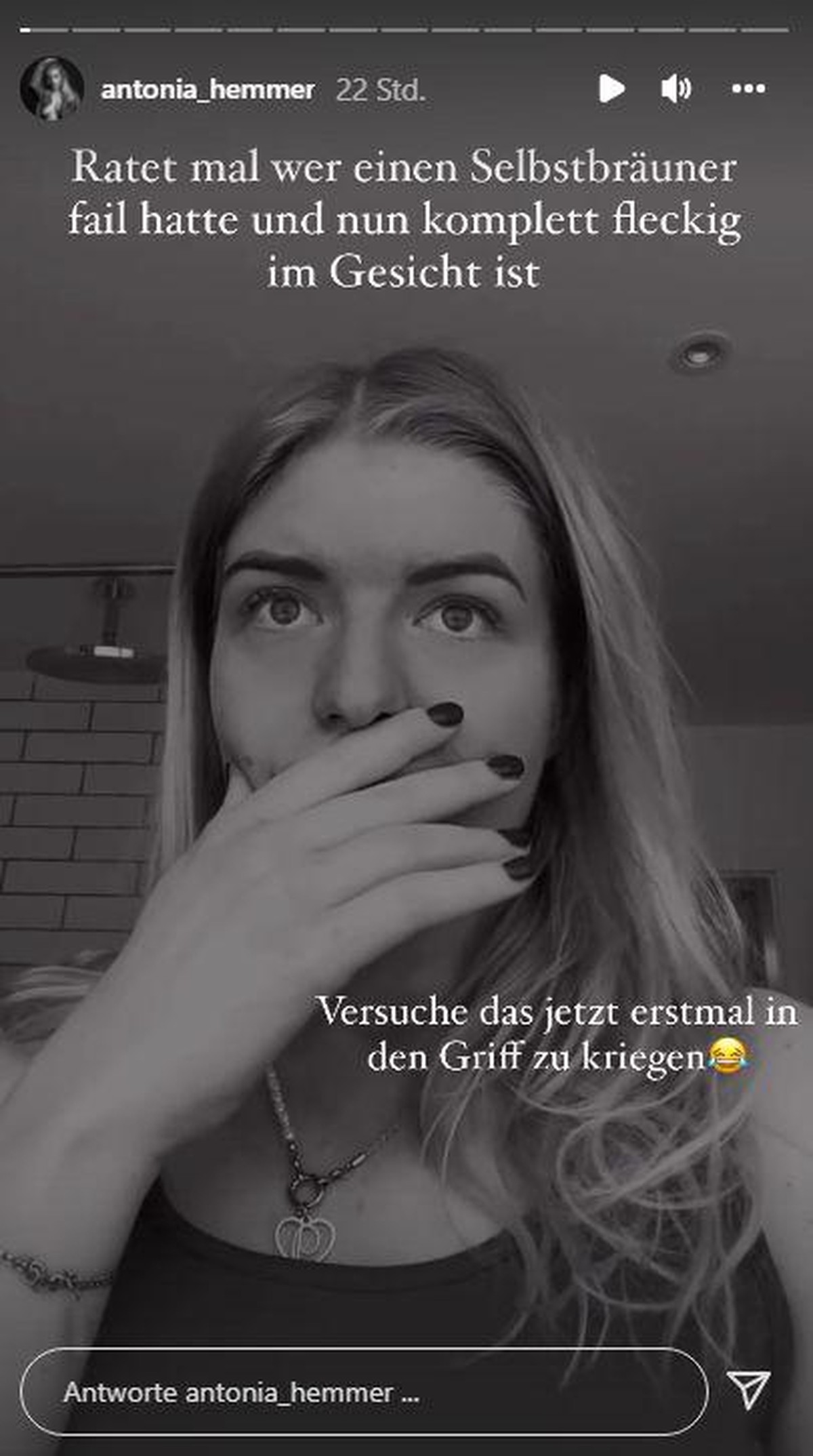 Antonia nimmt den Beauty-Fail mit Humor.
