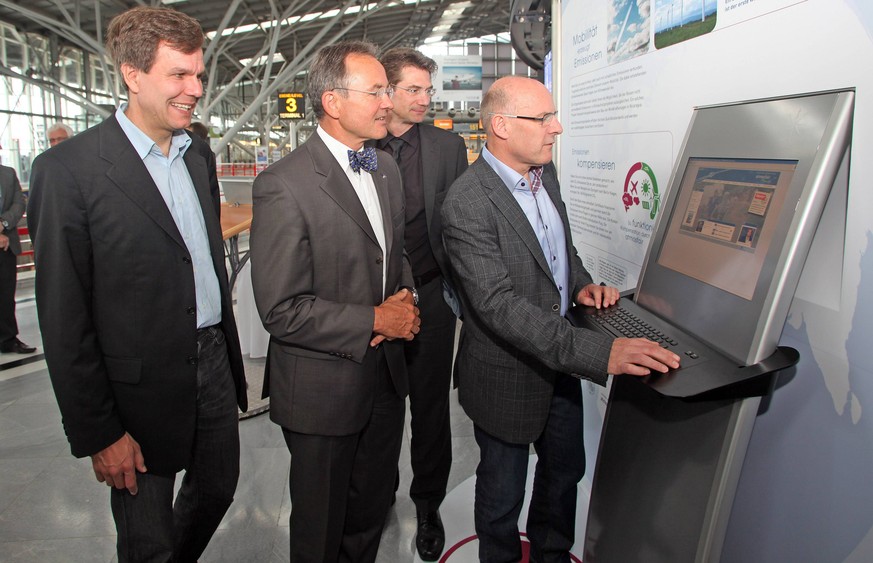 Dr. Dietrich Brockhagen (l.) bei der Eröffnung eines atmosfair-Terminals am Flughafen Stuttgart.