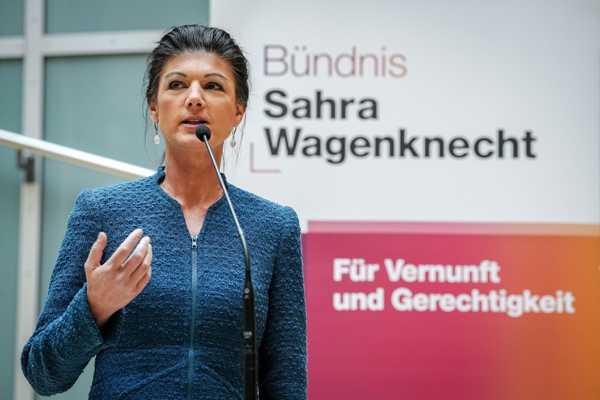 12.12.2023, Berlin: Sahra Wagenknecht, Bundestagsabgeordnete, spricht anlässlich der Konstituierung der Gruppe «Bündnis Sahra Wagenknecht - Für Vernunft und Gerechtigkeit» auf einer Pressekonferenz. F ...