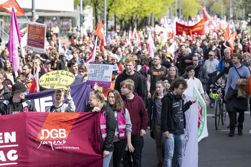 01.05.2023, Berlin: Teilnehmer gehen mit Bannern und Schildern auf der Straße. Am Tag der Arbeit findet eine Demonstration des Deutschen Gewerkschaftsbundes (DGB) unter dem Motto «Ungebrochen solidari ...
