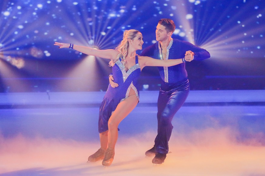 "Dancing on Ice"-Kandidat Joey Heindle und seine Partnerin Ramona, die auch im echten Leben seine Freundin ist