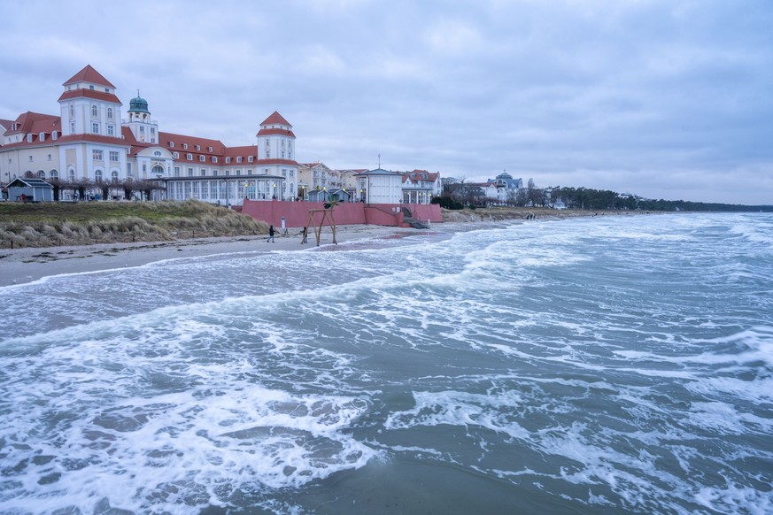 04.01.2024, Mecklenburg-Vorpommern, Binz: Wellen schlagen an den Ostseestrand. Die Ostsee ist an der Küste der Insel Rügen als Folge der aktuellen Sturmflut über den mittleren Wasserstand gestiegen. F ...