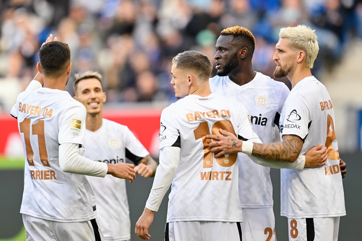 14.09.2024, Baden-Württemberg, Sinsheim: Fußball: Bundesliga, TSG 1899 Hoffenheim - Bayer Leverkusen, 3. Spieltag, PreZero Arena. Leverkusens Torschütze Florian Wirtz (M) jubelt mit Mannschaftskollege ...