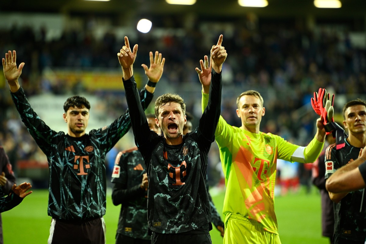 14.09.2024, Schleswig-Holstein, Kiel: Fußball: Bundesliga, Holstein Kiel - Bayern München, 3. Spieltag, Holstein-Stadion. Thomas Müller (M) jubelt nach dem 6:1-Sieg in Richtung der mitgereisten Fans.  ...