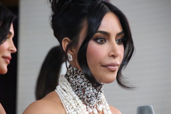 01.05.2023, USA, New York: Kim Kardashian gibt bei der Ankunft zur Benefizgala des Costume Institute des Metropolitan Museum of Art anl�sslich der Er�ffnung der Ausstellung �Karl Lagerfeld: A Line of  ...