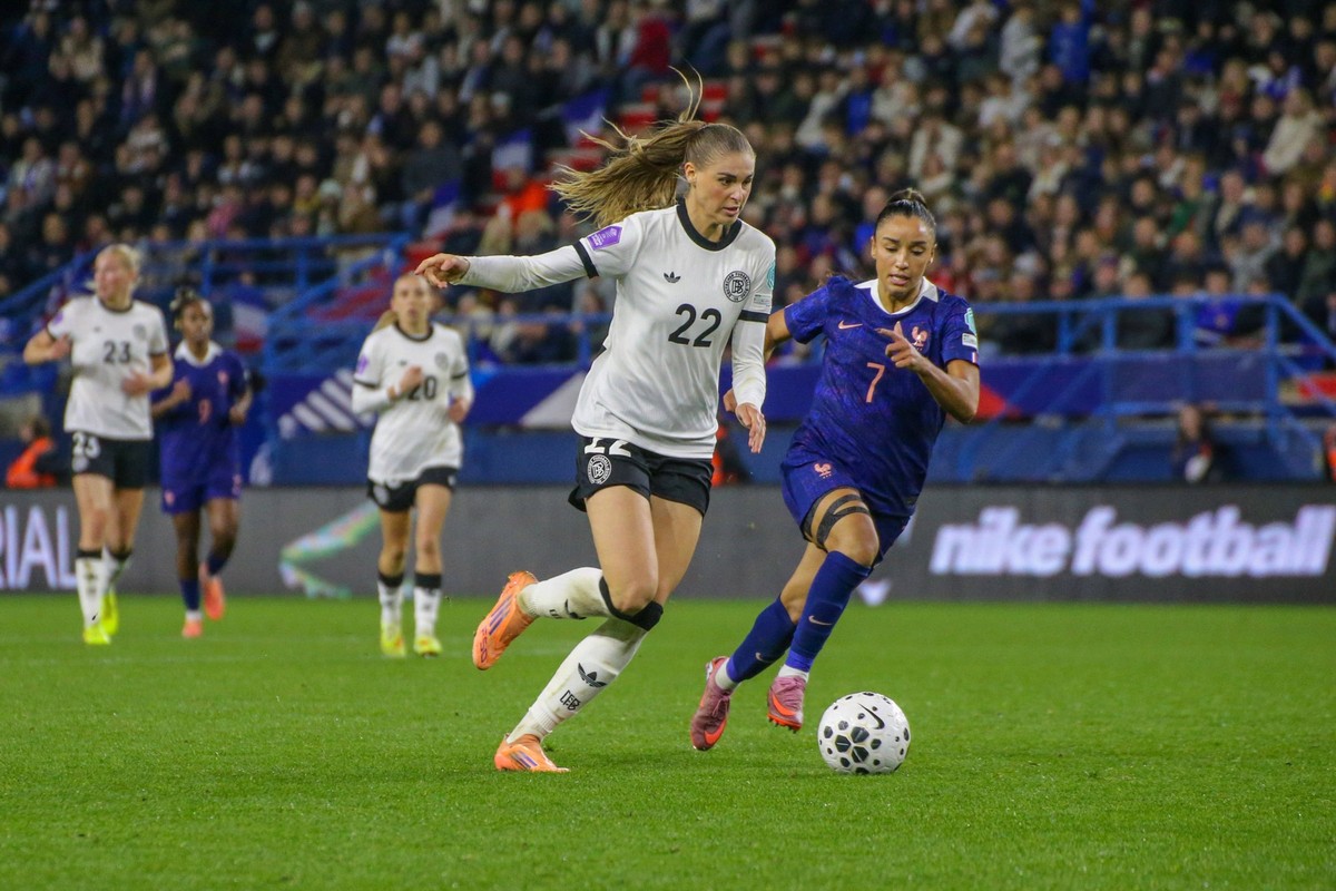 28.10.2025, xgrfx, Fussball UEFA Women s Nations League Halbfinale , Frankreich - Deutschland v.l. Jule Brand Deutsche Frauennationalmannschaft, Sakina Karchaoui Frankreich DFL/DFB REGULATIONS PROHIBI ...