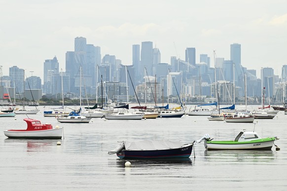 WILLIAMSTOWN HARBOUR, Boats and the city skyline are seen from the Williamstown Harbour in Melbourne, Friday, January 5, 2024. ACHTUNG: NUR REDAKTIONELLE NUTZUNG, KEINE ARCHIVIERUNG UND KEINE BUCHNUTZ ...