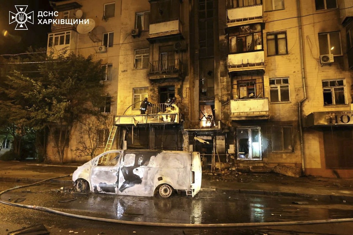 03.05.2025, Ukraine, Charkiw: Auf diesem vom ukrainischen Katastrophenschutz zur Verfügung gestellten Foto arbeiten Rettungskräfte daran, einen Brand nach einem russischen Angriff zu löschen. Foto: Un ...