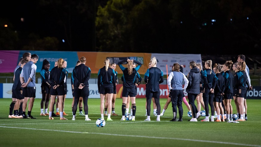 Die Spielerinnen im Kreis vor dem Training, AUS, Abschlusstraining MD-1 Brisbane, DFB Frauen Nationalmannschaft vor Suedkorea vs Deutschland, FIFA Frauen Fussball Weltmeisterschaft Australien 2023, 02 ...