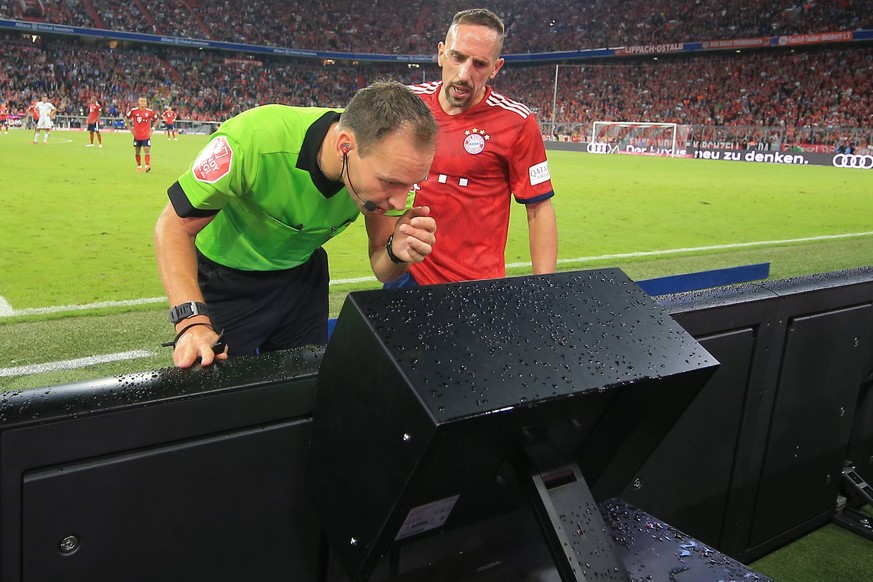 Symbolbild: Schiedsrichter Bastian Dankert beim Video-Beweis, Franck Ribery schaut zu.