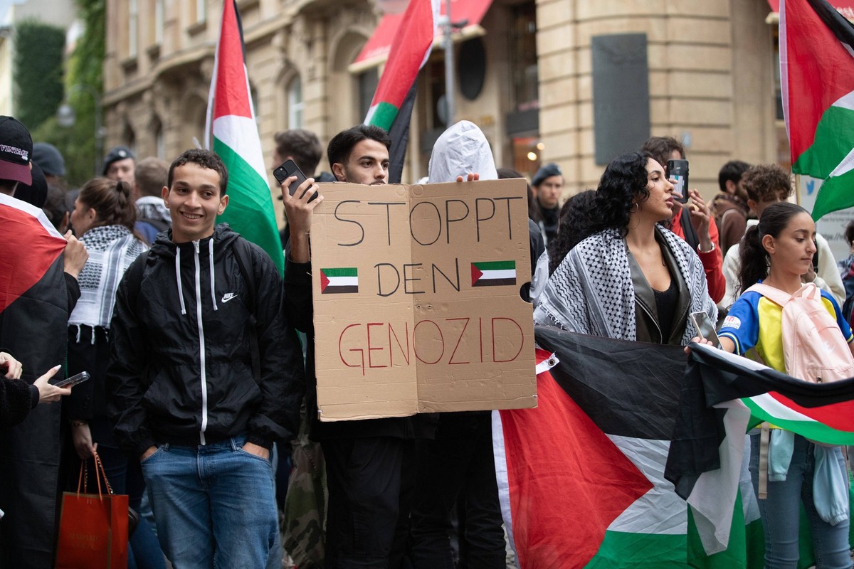 die Demo am Heumarkt K�ln, Pro-Israel, pro-Palestine Palaestine, ein Mann, steht mit einem Zettel Stoppt den Genozid die Demo am Heumarkt K�ln, Pro-Israel, pro-Palestine Palaestine, Koeln Heumarkt NRW ...