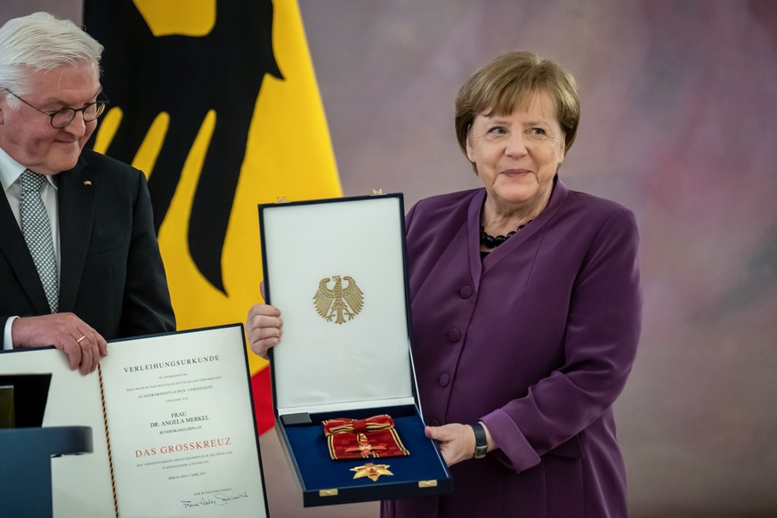 17.04.2023, Berlin: Angela Merkel, (CDU), ehemalige Bundeskanzlerin, bekommt von Bundespräsident Frank-Walter Steinmeier das Großkreuz des Verdienstordens der Bundesrepublik Deutschland in besonderer  ...