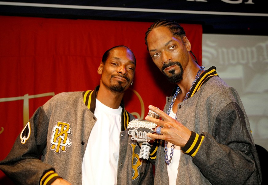 LAS VEGAS - APRIL 20: Rapper Snoop Dogg (L) poses with his wax figure at Madame Tussauds Las Vegas at the Venetian Resort Hotel Casino on April 20, 2009 in Las Vegas, Nevada. (Photo by Jacob Andrzejcz ...
