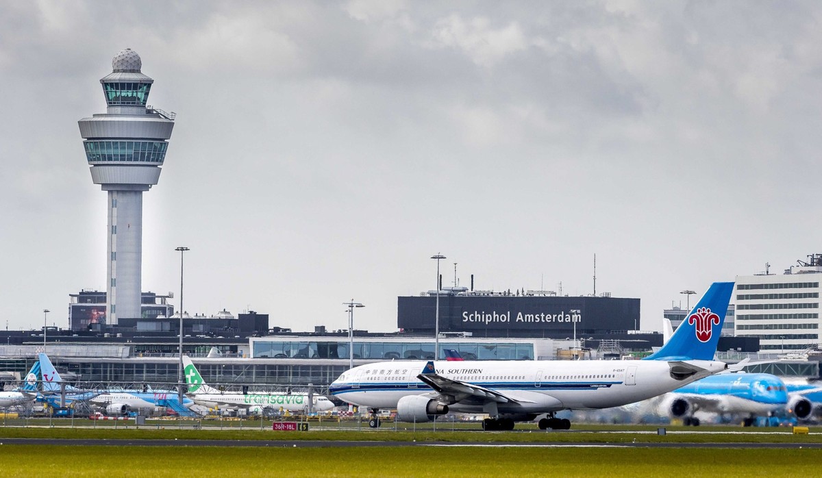 ARCHIV - 02.03.2016, Niederlande, Amsterdam: Blick auf den Kontrollturm am Flughafen Schiphol. Die niederl