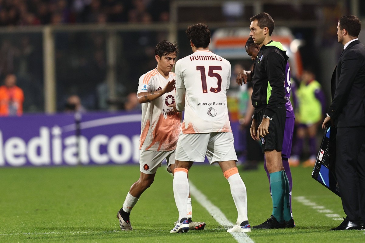 Mats Hummels RomaPaulo Dybala Roma during the Italian Serie A match between Fiorentina 5-1 Roma at Artemio Franchi Stadium on October 27, 2024 in Florence, Italy. Noxthirdxpartyxsales PUBLICATIONxNOTx ...