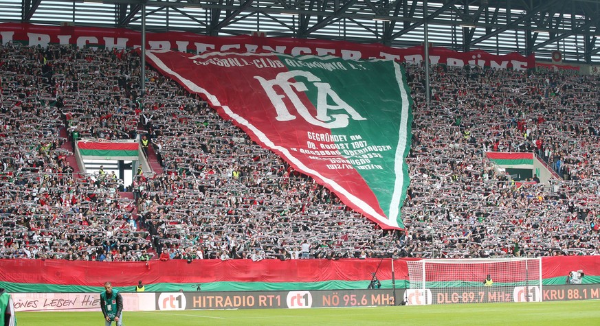 Augsburg - RB Leipzig / Fussball 1.Bundesliga Augsburg, 20.10.2018, WWK Arena, Fussball, DFL, 1.BL, 8. Spieltag , FC Augsburg vs. RB Leipzig , Im Bild: Fans vom FC Augsburg, Choreografie. , DFL regula ...