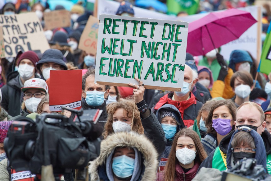 Mehrere Tausend Menschen sind am Freitag 22.10.2021 in Berlin unter dem Motto IhrLasstUnsKeineWahl fuer eine ehrgeizige Klimapolitik auf die Strasse gegangen. Zum Auftakt des Klimastreiks am Brandenbu ...