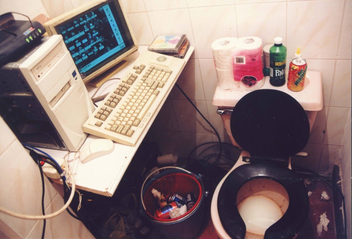 Computer situated in a toilet, Mexico, 2001 Computer situated in a toilet, Mexico, 2001, Credit:Alexie Sommer / Avalon Mexico PUBLICATIONxNOTxINxUKxFRAxUSA Copyright: xAlexiexSommerx/xAvalonx 05314711 ...