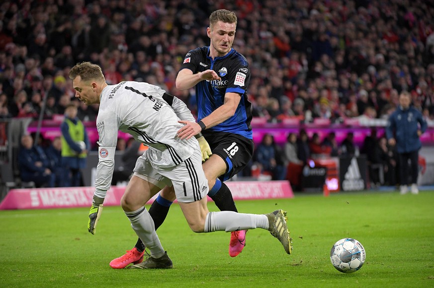 21.02.2020, xemx, Fussball 1.Bundesliga, FC Bayern Muenchen - SC Paderborn emspor, v.l. Manuel Neuer FC Bayern Muenchen und Dennis Srbeny SC Paderborn Zweikampf, Duell, Kampf, tackle und Tor zum1:1 DF ...