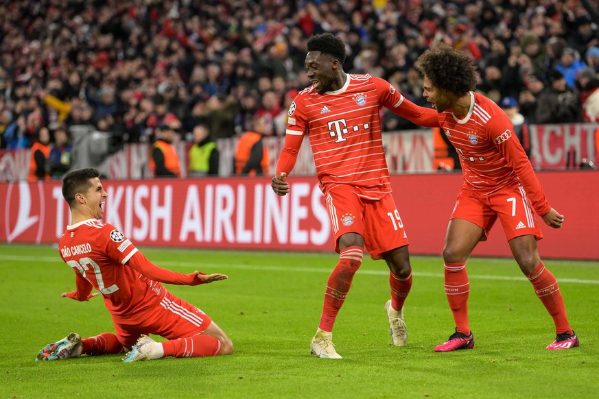 Fußball, UEFA Championsleague, Achtelfinale, 20230308, FC Bayern München - FC Paris St. Germain. Im Bild Joao CANCELO FC Bayern München, 22, Alphonso DAVIES FC Bayern München, 19 und Serge GNABRY FC B ...