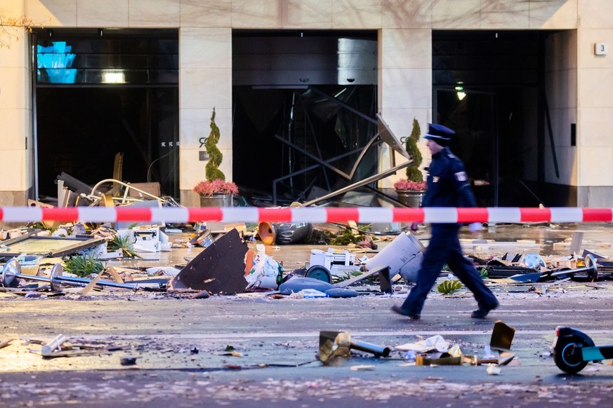 16.12.2022, Berlin: Trümmer liegen auf der Karl-Liebknecht-Straße vor einem Hotel. In dem Hotel Radisson Blue war das riesige Sea Life Aquarium geplatzt. Wasser strömte bis auf die Straße. Foto: Chris ...