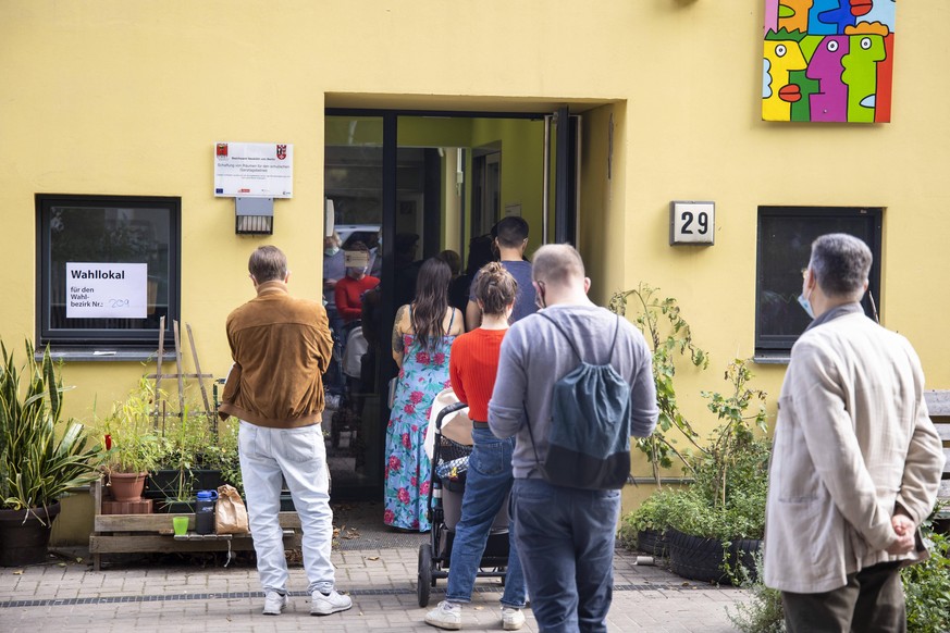 News Bilder des Tages Wahlberechtigte stehen Schlange vor einem Wahllokal in Berlin Neukoelln in Berlin am 26. September 2021. Wahlen in Berlin *** Eligible voters queue outside a polling station in B ...