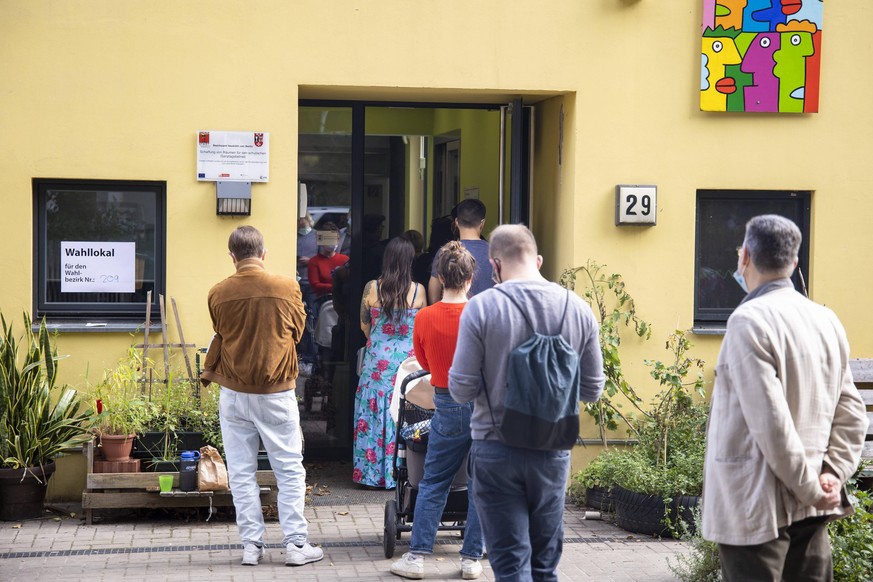 News Bilder des Tages Wahlberechtigte stehen Schlange vor einem Wahllokal in Berlin Neukoelln in Berlin am 26. September 2021. Wahlen in Berlin *** Eligible voters queue outside a polling station in B ...