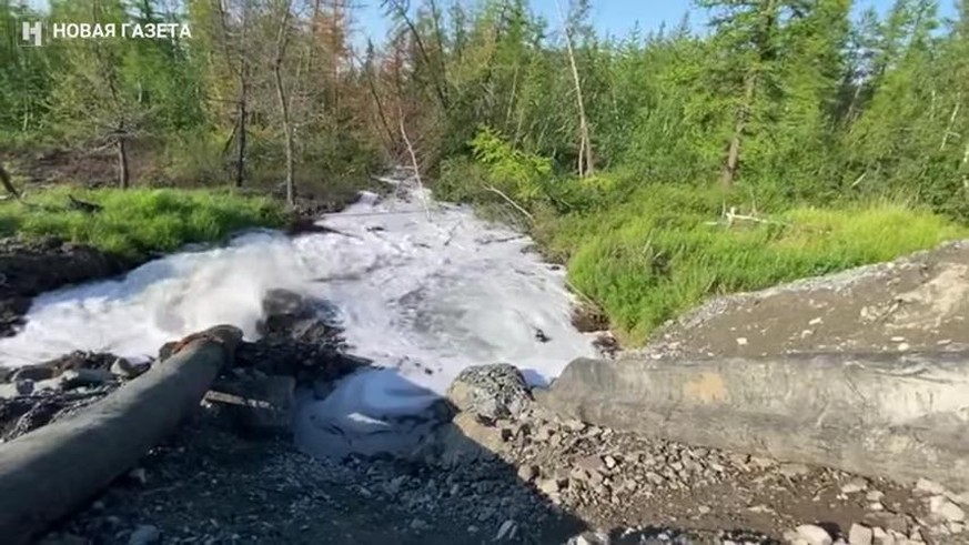 www.youtube.com/Новая газета

Abwasser der russischen Firma Nickel wird in die Tundra geleitet, Screenshot eines Videos von www.youtube.com/Новая газета (russsische unabhängige Zeitung Nowaja Gaseta)