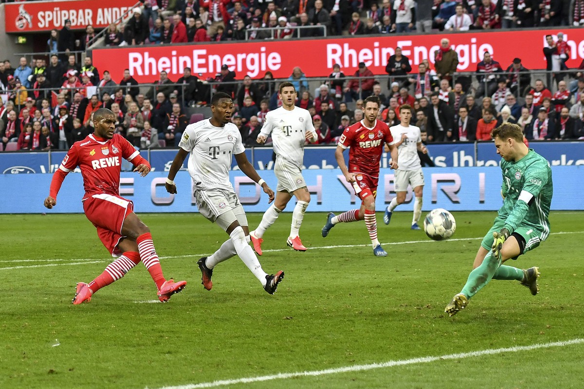 Neuer (r.) pariert einen Schuss von Anthony Modeste (l.).