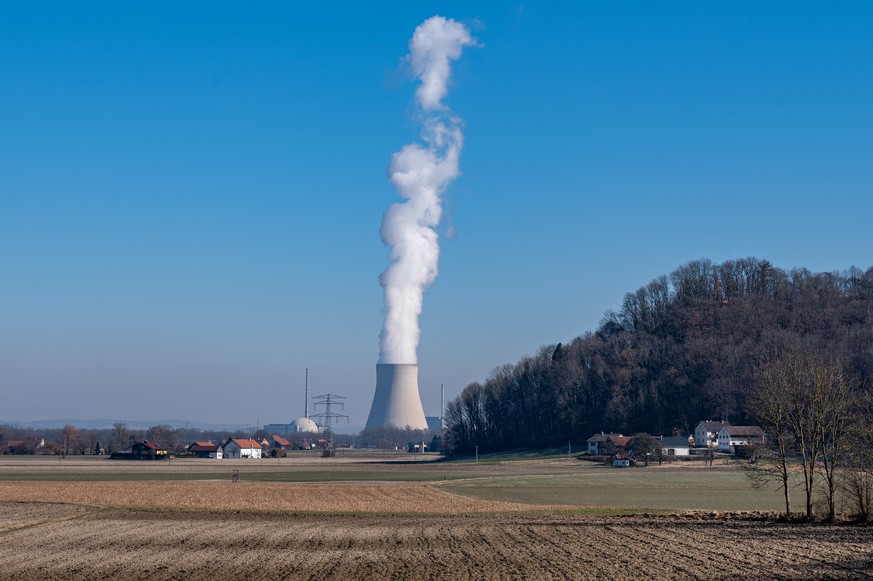 ARCHIV - 03.03.2022, Bayern, Essenbach: Wasserdampf steigt aus dem K