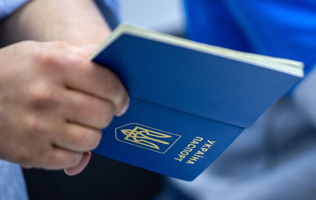 ARCHIV - 04.05.2022, Mecklenburg-Vorpommern, Schwerin: Ein ukrainischer Reisepass (Zu dpa «Behörde: Monatlich bis zu 3000 Ukraine-Flüchtlinge in Thüringen») Foto: Jens Büttner/dpa +++ dpa-Bildfunk +++